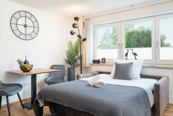 1 bedroom, bed sheets - FENJOY vacation apartment No°10 with garden | kitchen (Bernau am Chiemsee)