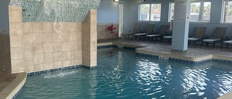 Una piscina techada, una piscina climatizada