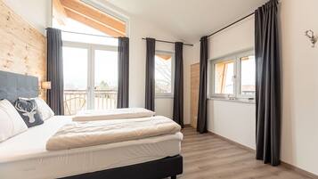 3 bedrooms, travel cot