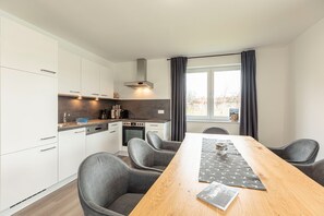 Een koelkast, een oven, een kookplaat, een vaatwasser