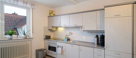 Een koelkast, een microgolfoven, een oven, een kookplaat