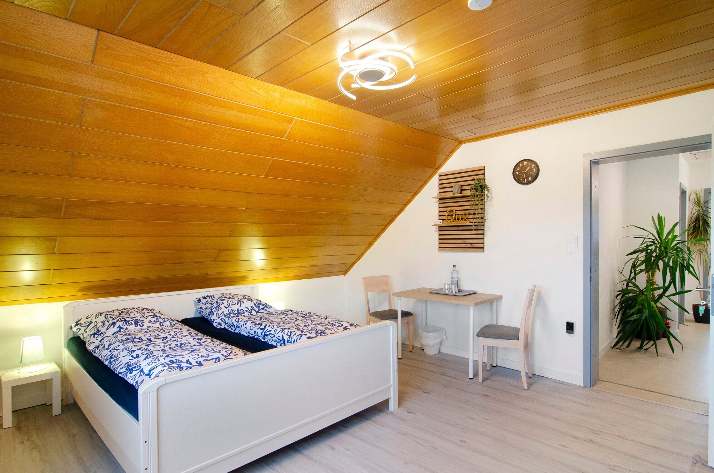 1 slaapkamer, een strijkplank/strijkijzer, wifi, beddengoed