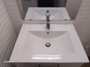 Douche, sèche-cheveux, serviettes fournies, savon