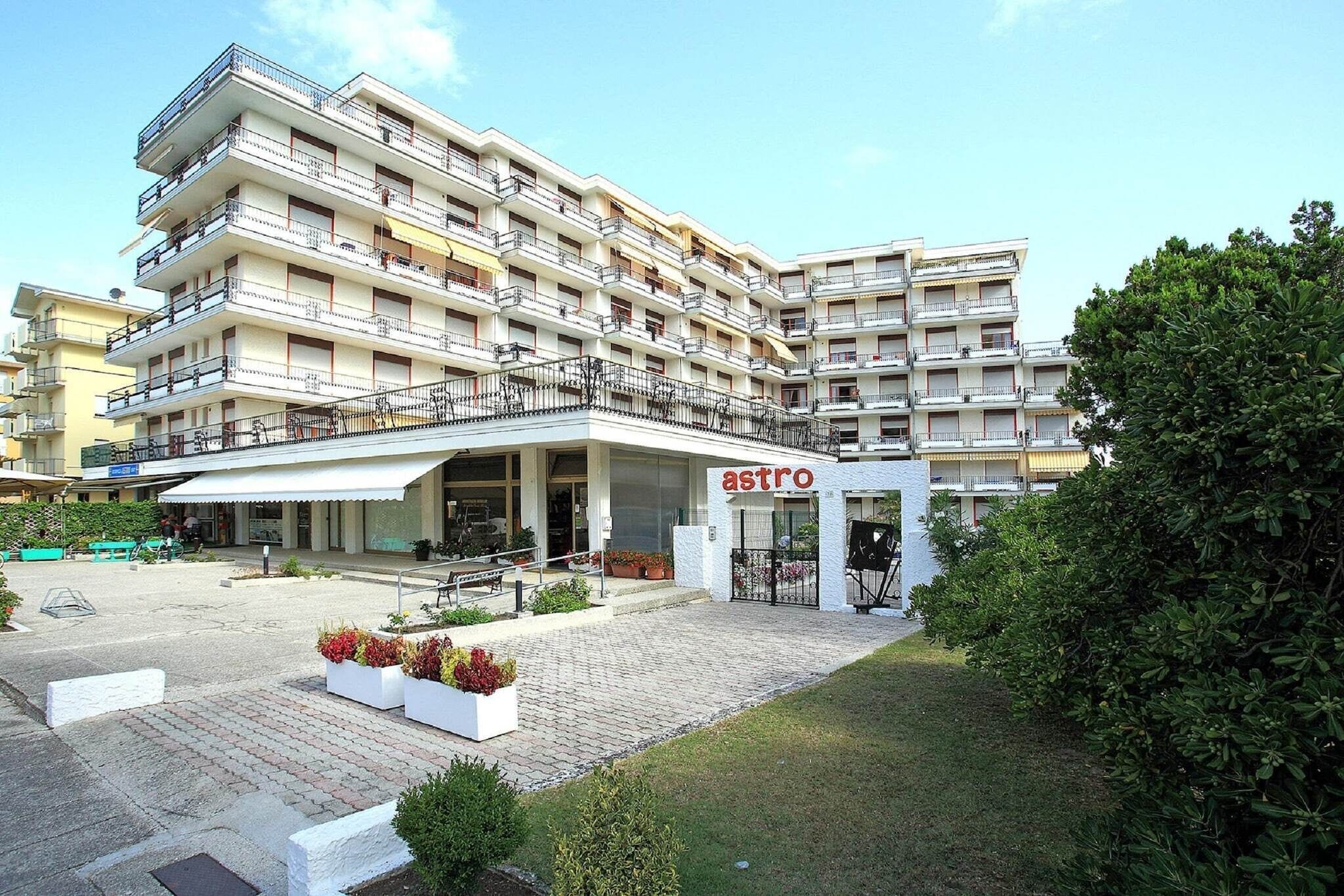 A multi-story hotel with balconies, a central courtyard, and a restaurant named 'astro'.