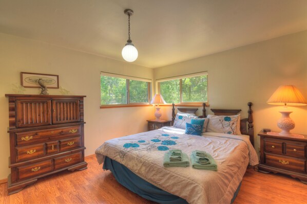 3 bedrooms, iron/ironing board, WiFi, bed sheets