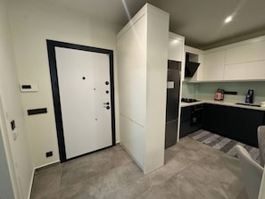 Fridge, oven, dishwasher, coffee/tea maker
