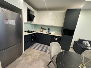 Fridge, oven, dishwasher, coffee/tea maker