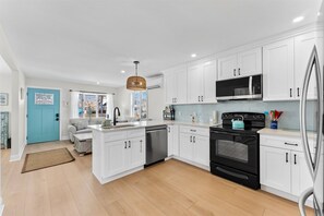 Refrigerador, horno, cafetera y tetera y licuadora 