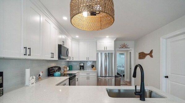 Refrigerador, horno, cafetera y tetera y licuadora 