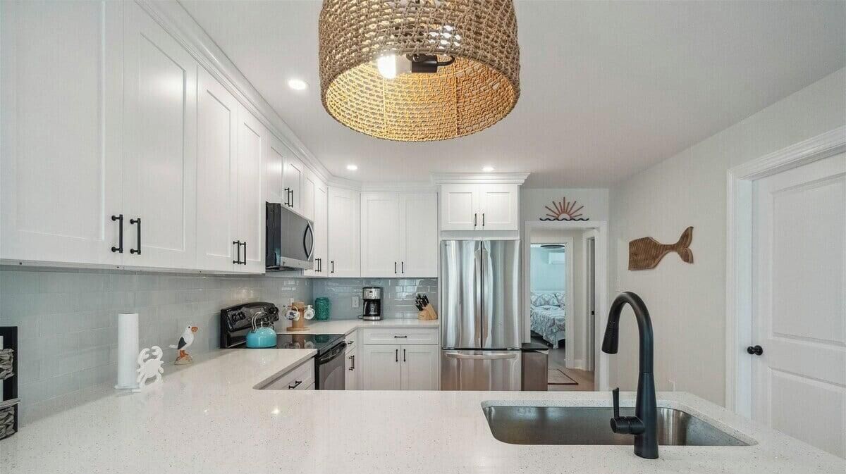 Frigorífico, horno, cafetera o tetera y licuadora