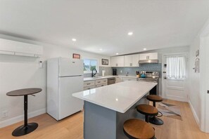 Fridge, oven, dishwasher, coffee/tea maker