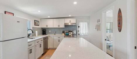 Réfrigérateur, four, lave-vaisselle, cafetiÚre/bouilloire