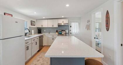 Top-Floor 2 Bedroom Unit: 2.5 Blocks to the Beach