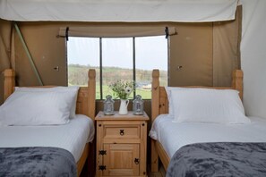 3 quartos, berço de viagem, roupa de cama