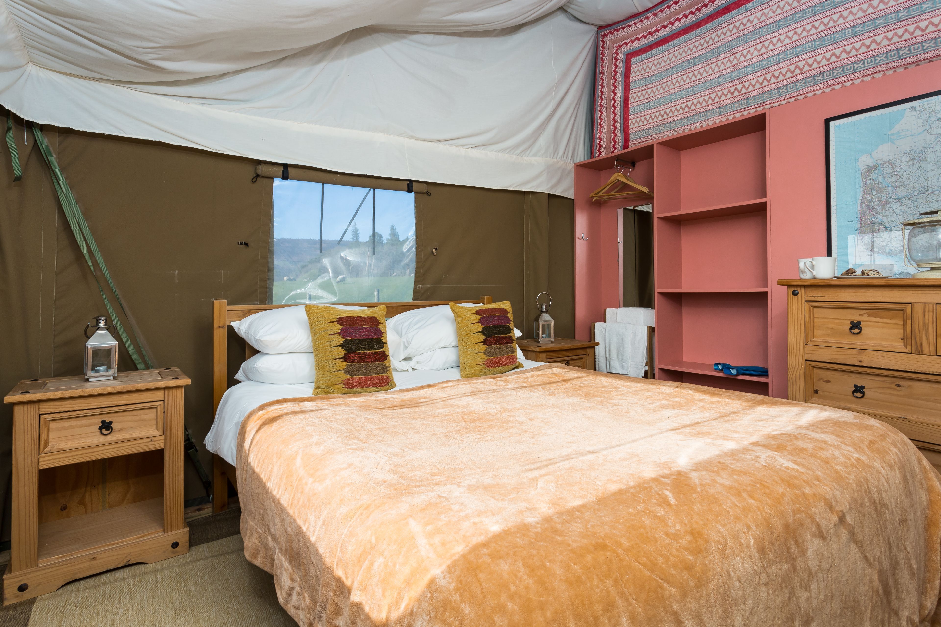 3 bedrooms, travel cot, bed sheets