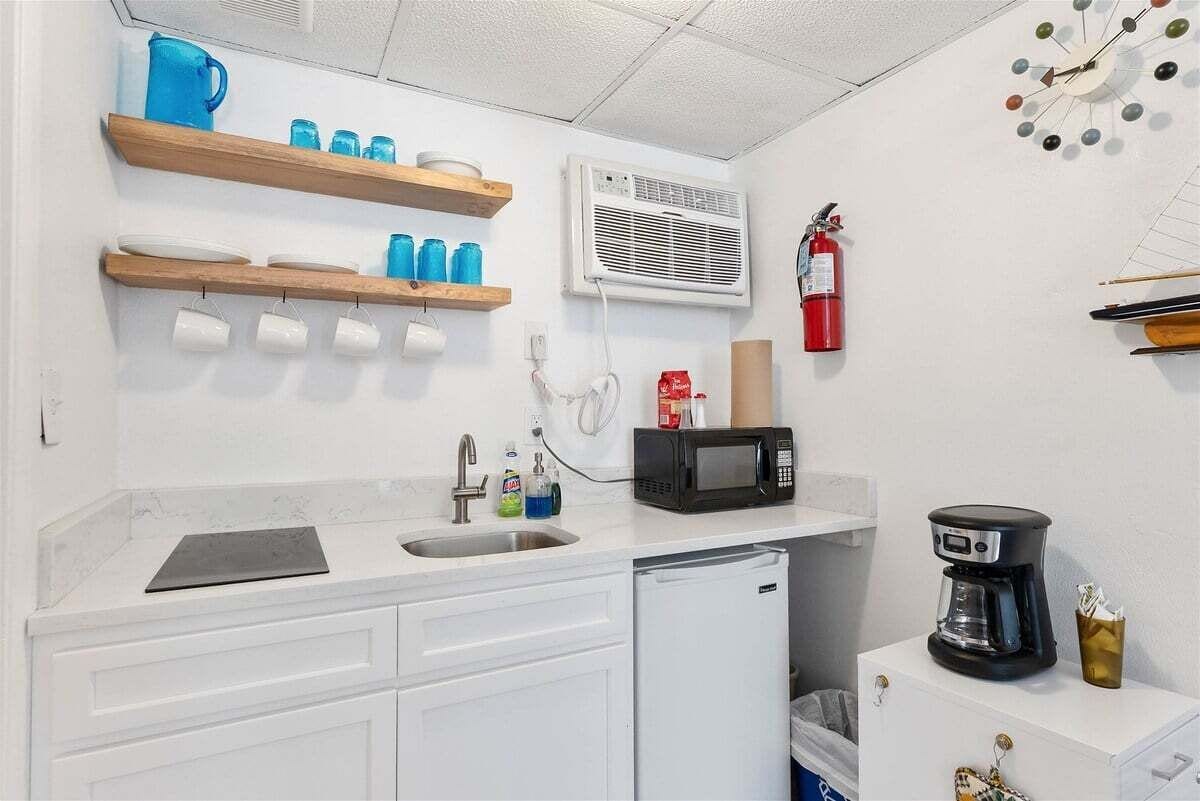 Kühlschrank, Mikrowelle, Herdplatte, Wasserkocher mit Kaffee-/Teezubehör