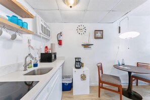 Fridge, coffee/tea maker, blender