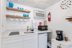 Fridge, coffee/tea maker, blender