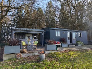 Property grounds - Top Farm Shepherds Lodge, nestled in a peaceful farm in Marsham, North Norfolk (Marsham)