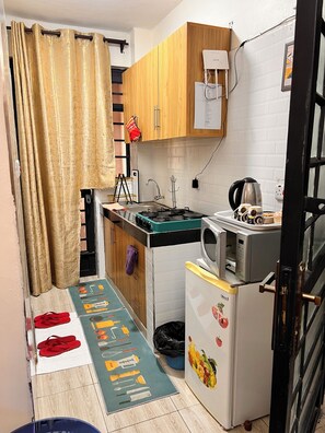 Kühlschrank, Mikrowelle, Herdplatte, Kochgeschirr/Geschirr/Besteck