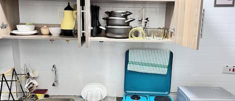 Kühlschrank, Mikrowelle, Herdplatte, Kochgeschirr/Geschirr/Besteck