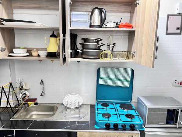 Kühlschrank, Mikrowelle, Herdplatte, Kochgeschirr/Geschirr/Besteck