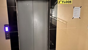 Un ascenseur avec une indication signalant le deuxième étage.
