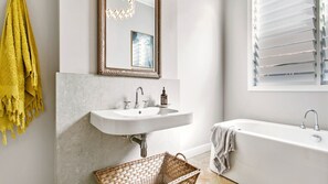 Douche, séchoir à cheveux, serviettes fournies