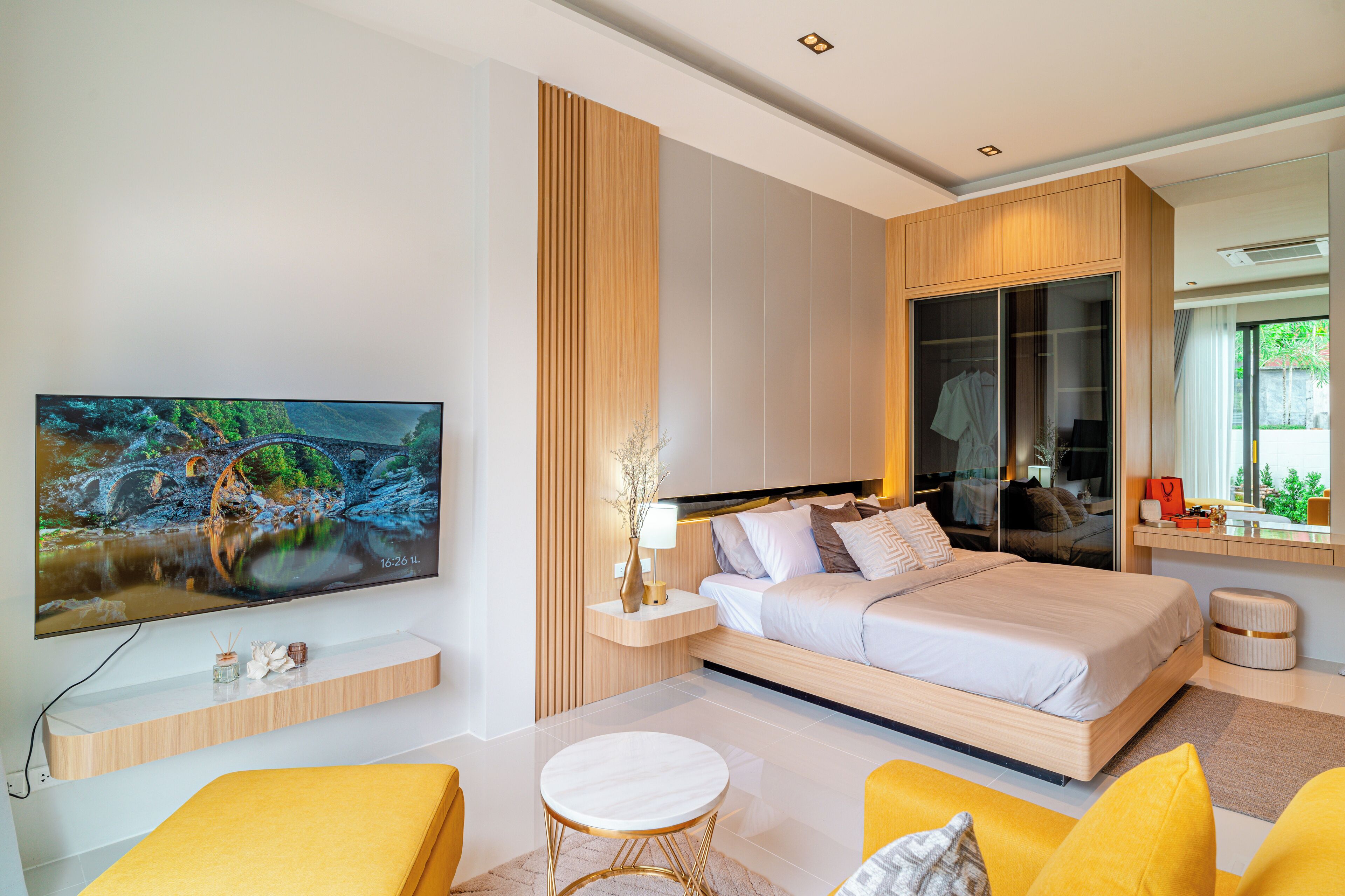 Pool Villa 01 | Minibar, safe på rommet, skrivebord og skrivebord for bærbar PC