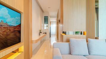 Pool Villa 01 | Oppholdsområde | En 50-tommers TV med kabel-kanaler