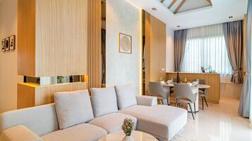 Pool Villa 01 | Minibar, safe på rommet, skrivebord og skrivebord for bærbar PC