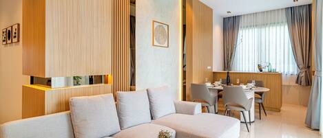 Pool Villa 01 | Minibar, värdeförvaringsskåp på rummet och skrivbord