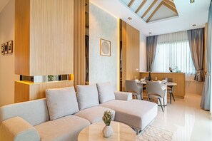 Pool Villa 01 | 迷你吧、客房內保險箱、書桌、筆電工作空間