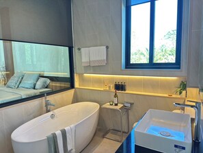 Pool Villa 06 | バスルーム | シャワー、バスアメニティ (無料)、ヘアドライヤー、バスローブ