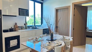 Pool Villa 06 | Cocina privada | Frigorífico, microondas, cafetera o tetera y hervidor eléctrico