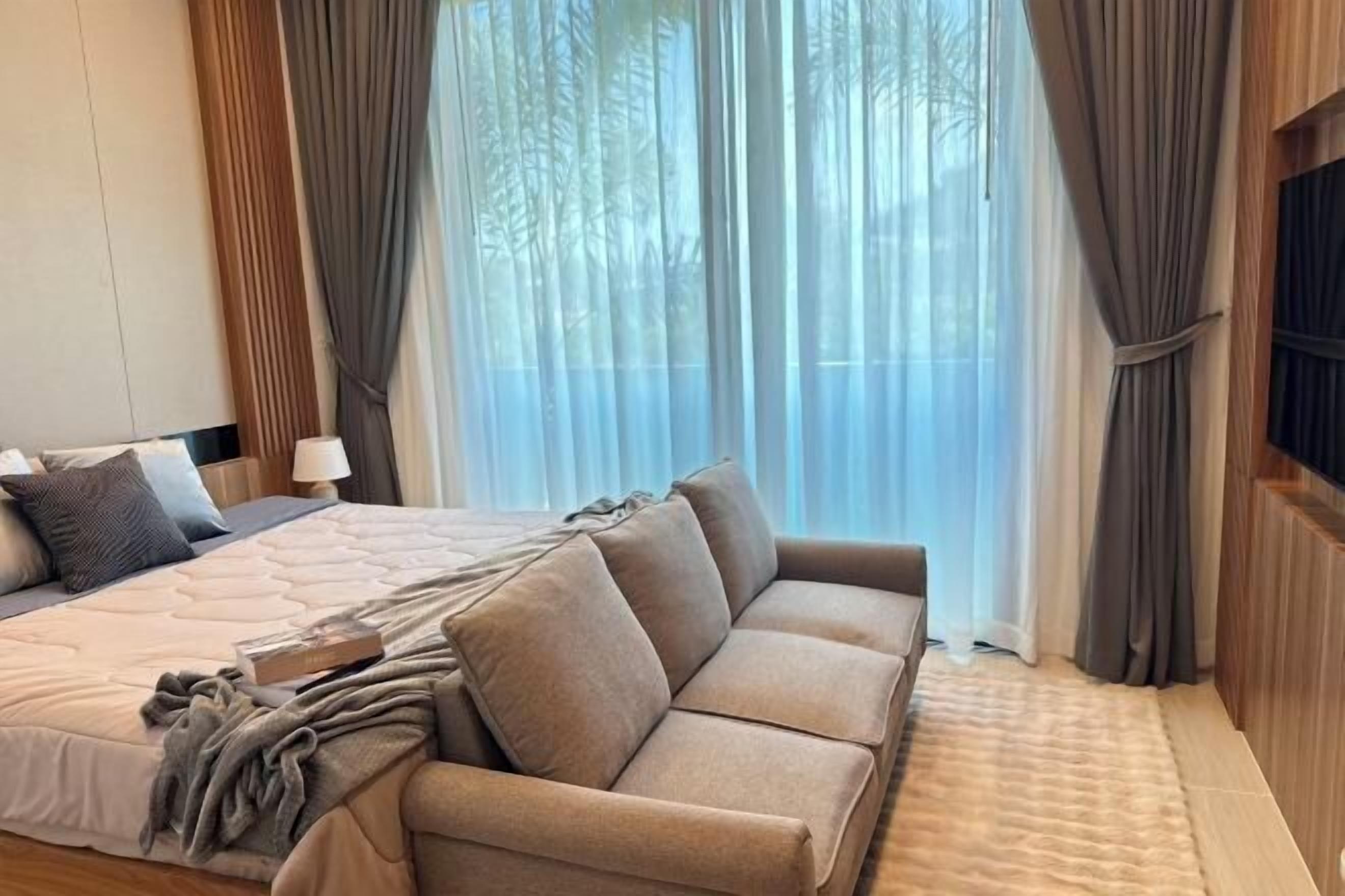 Een minibar, een kluis op de kamer, een bureau, een laptopwerkplek