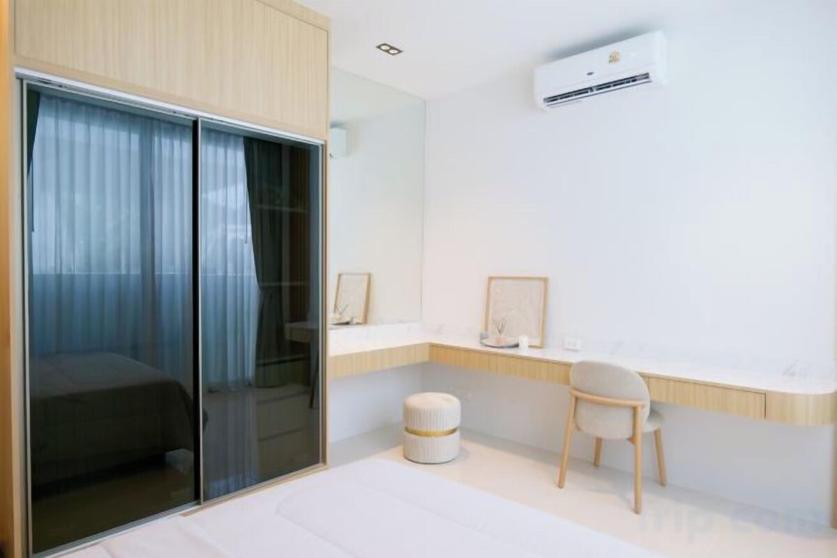Minibar, két bảo mật tại phòng, bàn 