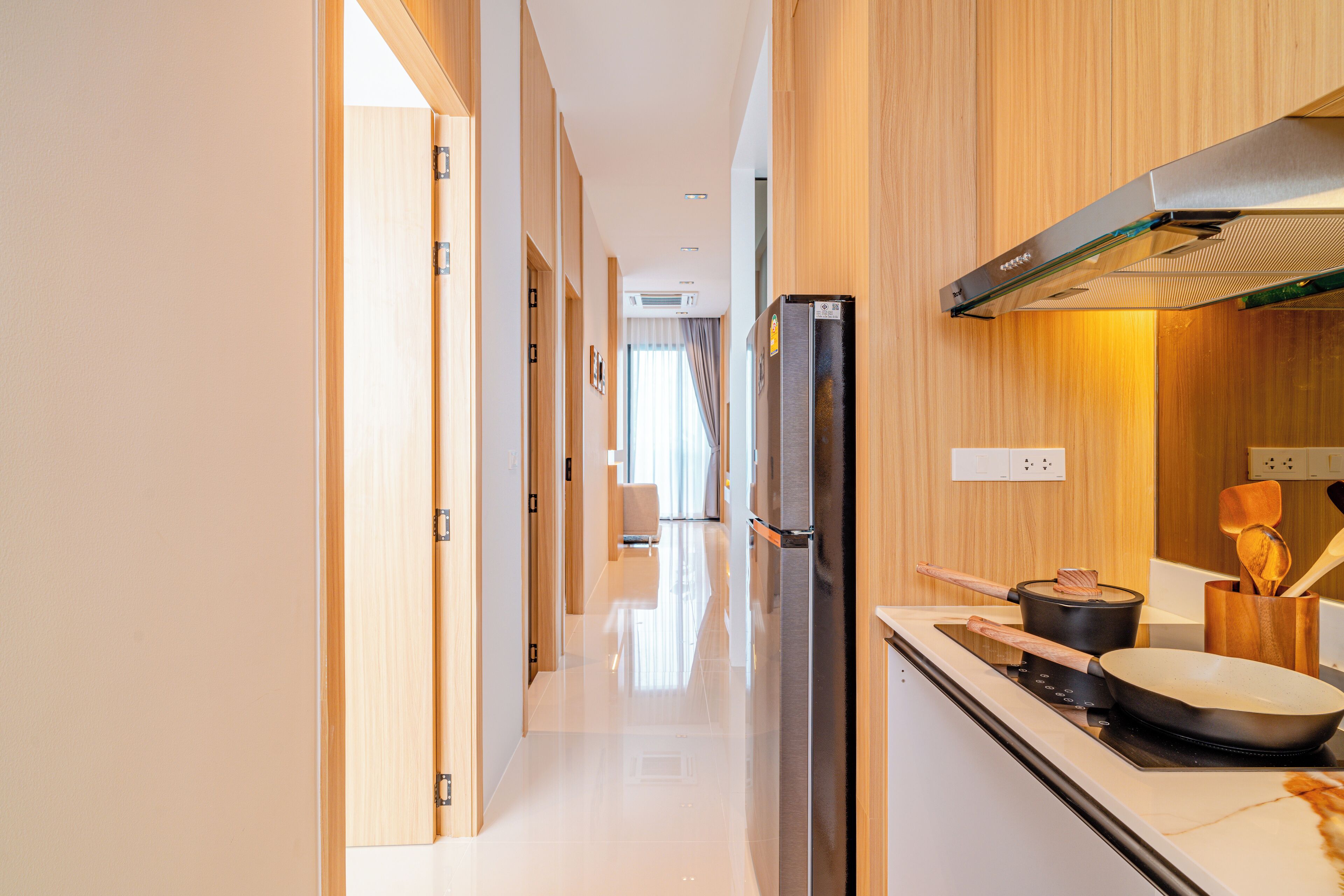 Pool Villa 01 | Eget kjøkken | Kjøleskap, mikrobølgeovn, kaffetrakter/tekoker og vannkoker