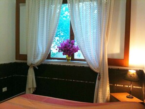 2 bedrooms, iron/ironing board, WiFi