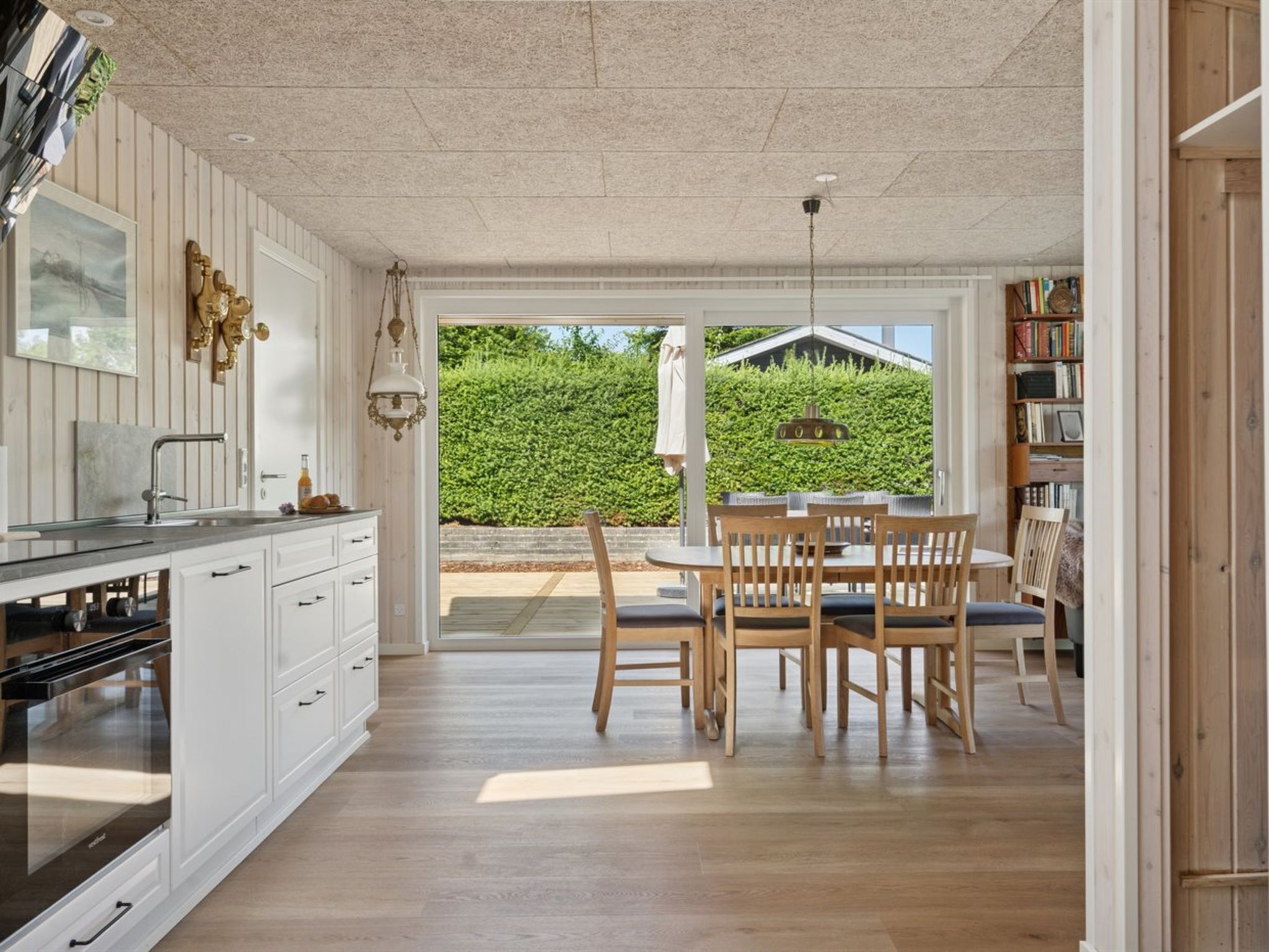 Fridge, microwave, dishwasher, cookware/dishes/utensils