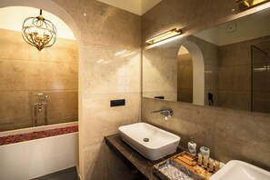 Villa Casa Mia with Private Pool and Private Party Lounge Area | Badezimmer | Designer-Toilettenartikel, Haartrockner, Bademäntel, Hausschuhe