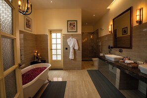 Villa Rosa with Private Pool and Romantic Day Bed and Open Shower | Badrum | Lyxtoalettartiklar, hårtork, badrock och tofflor