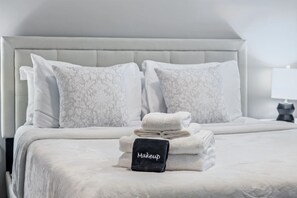 1 bedroom, desk, iron/ironing board, WiFi - Work + Relax | Luxury Escape (Whitestown)