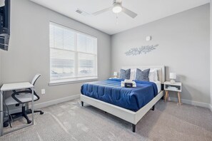 1 bedroom, desk, WiFi - Close to All | Bright & Clean (Whitestown)