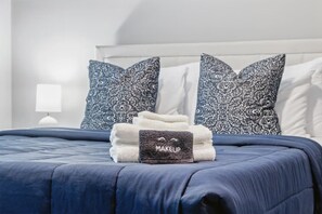 1 bedroom, desk, WiFi - Close to All | Bright & Clean (Whitestown)