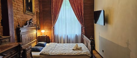 Classic Quadruple Room | Desk, laptop workspace, blackout drapes, iron/ironing board