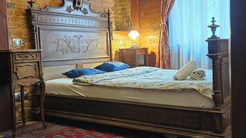 Classic Quadruple Room | Desk, laptop workspace, blackout drapes, iron/ironing board