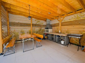 Villa | Outdoor dining - Refined and Inviting Villa in Kanfanar - Four Bedroom Villa With Pool (Kanfanar)