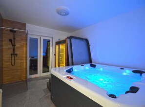 Villa | Pool - Refined and Inviting Villa in Kanfanar - Four Bedroom Villa With Pool (Kanfanar)