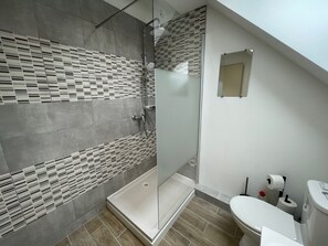 Regadera, secadora de cabello, toallas, papel de baño